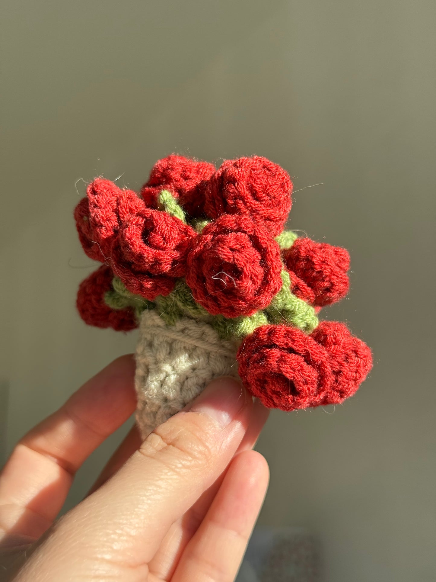 Käsintehty ROSA-virkattu kukkaalus, virkattu ruusukimppualustanko, kukkalautanen, lahja hänelle, äitienpäivälahja, ystävänpäivälahja