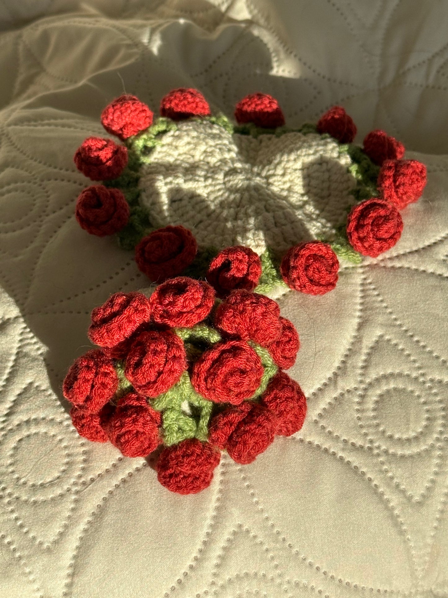 Käsintehty ROSA-virkattu kukkaalus, virkattu ruusukimppualustanko, kukkalautanen, lahja hänelle, äitienpäivälahja, ystävänpäivälahja